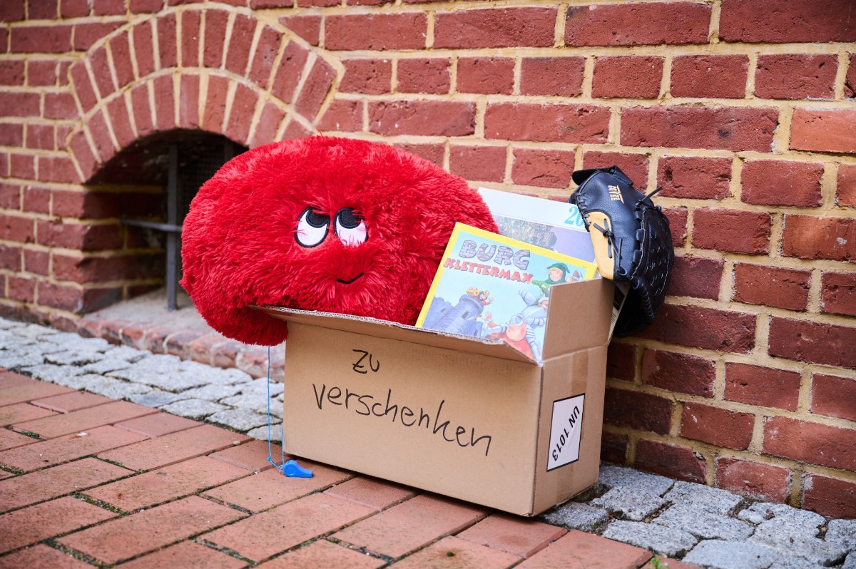 A 'zu verschenken' (to give away) box in Berlin.