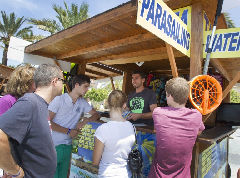 Een parasailingbedrijf op Ibiza