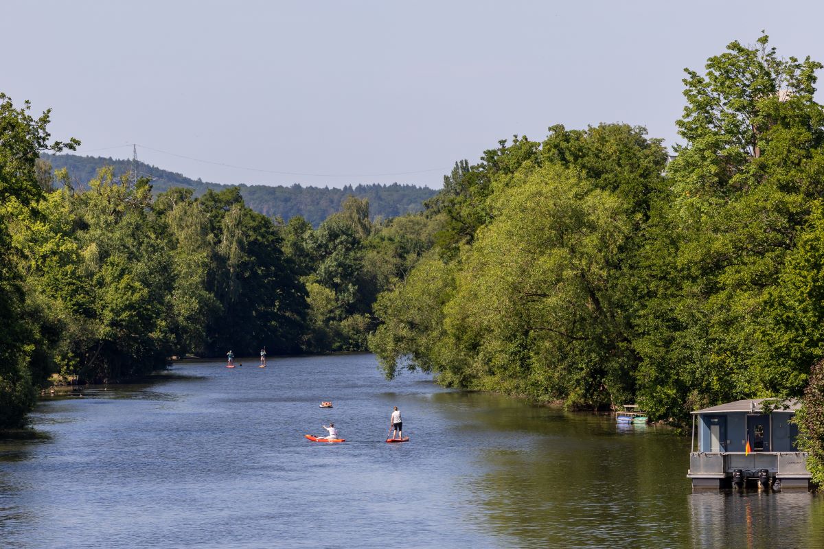 Stand-up paddlers on the Lahn River near Giessen.