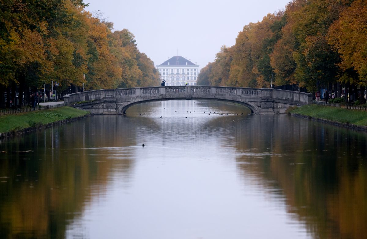 Die wunderschöne Landschaft Münchens zeigt den Kanal, der zum Schloss Nymphenburg führt.