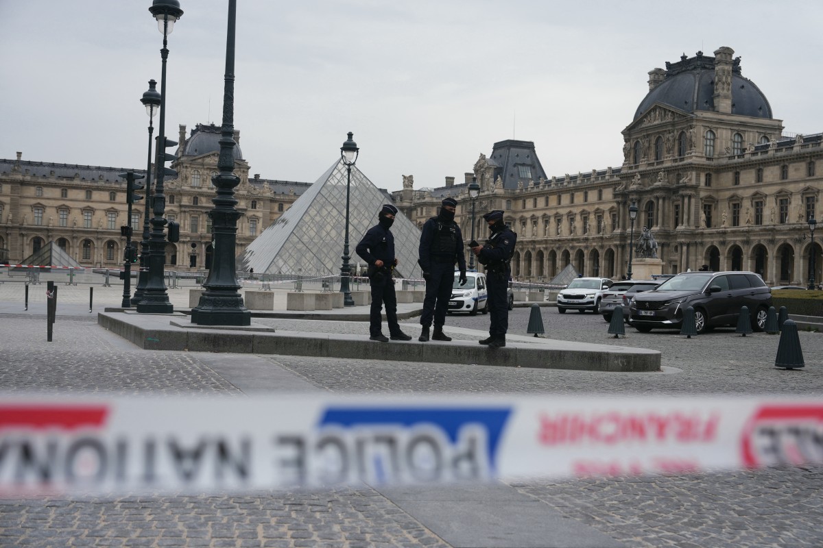 The Lourve is seen with police on scene after a heist.