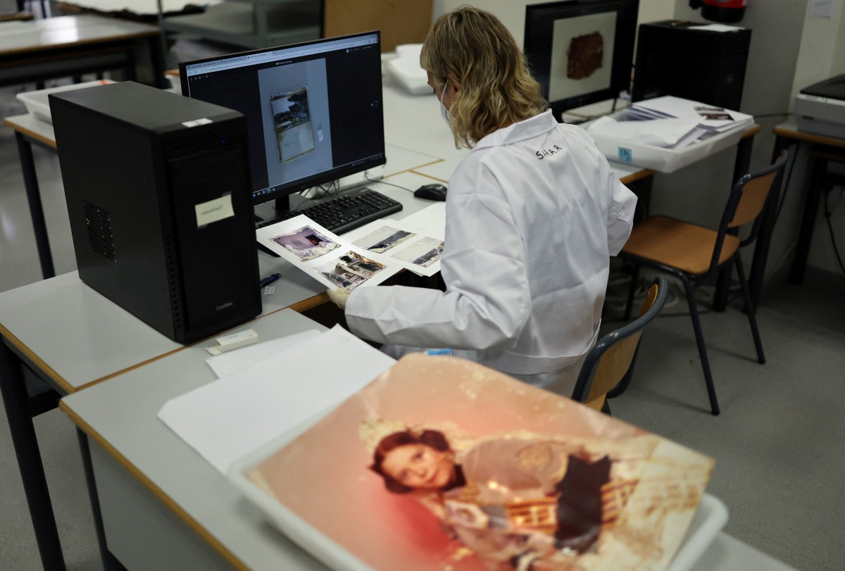 Restauração de fotos após inundações em Valência