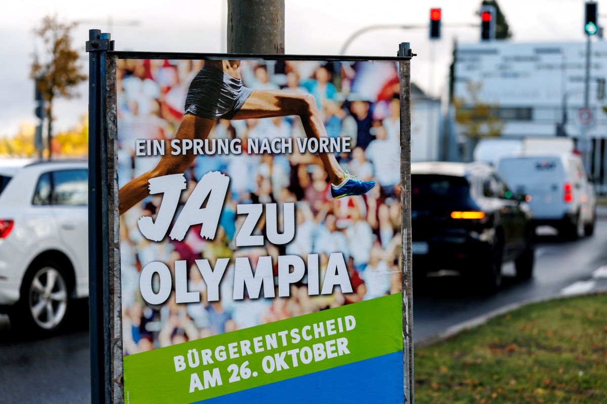 A placard with the lettering 'A jump ahead - Yes to the Olympics' in Munich
