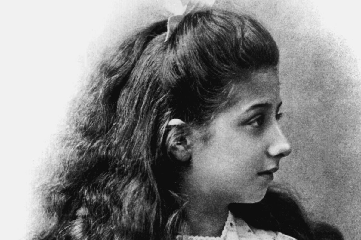 a black and white photo of Mercedes Jellinek in profile