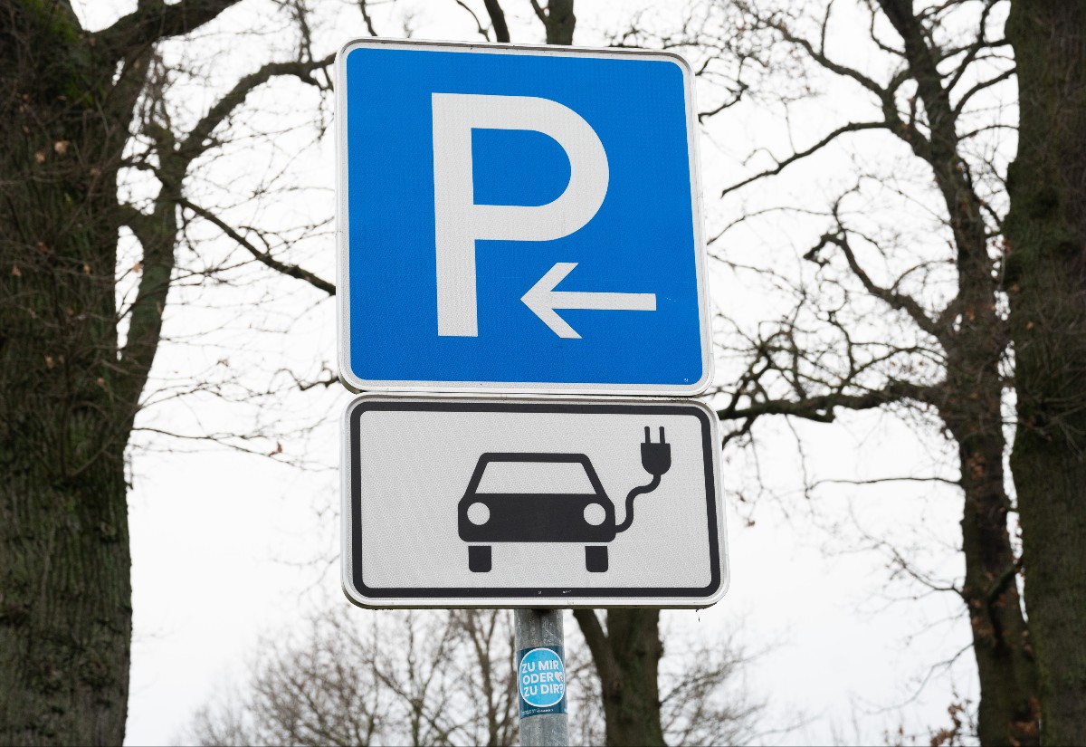 A sign shows a parking space for electric cars at a rest area on the A2 Autobahn in Lower Saxony.