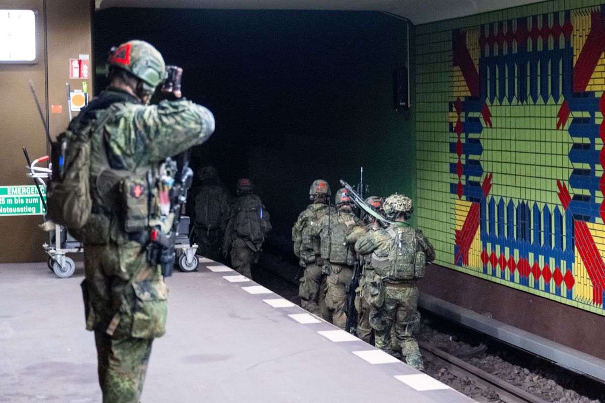 Bundeswehr soldiers enter a subway tunnel at the Jungfernheide underground.
