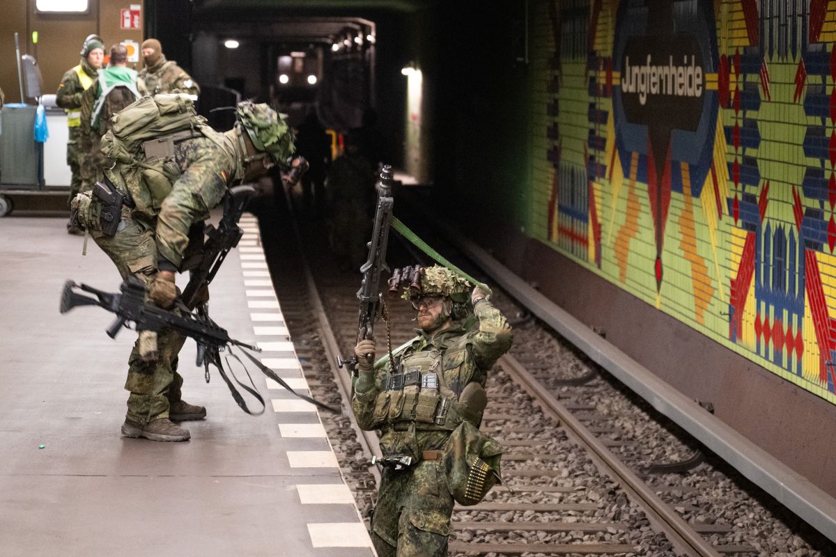 Soldiers move onto the tracks of the U-bahn in Berlin.
