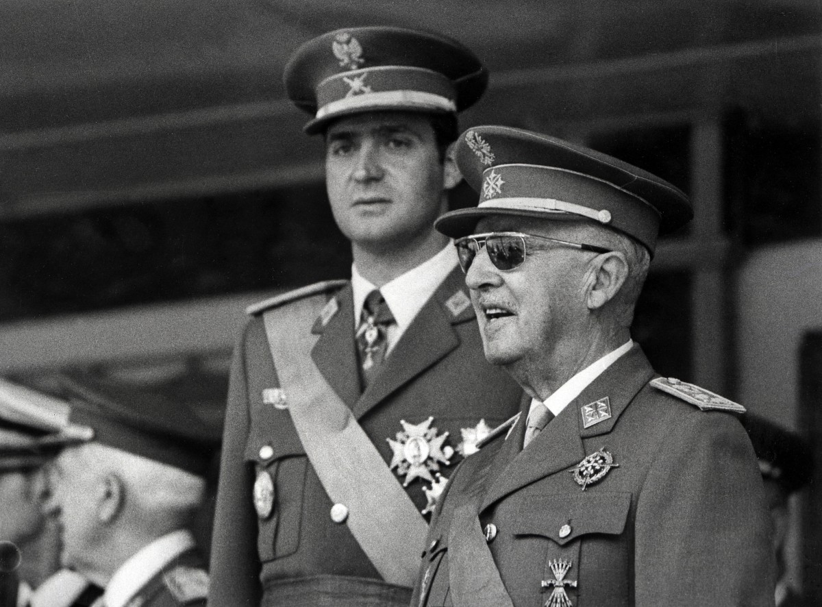 (ARQUIVO) O príncipe Juan Carlos de Bourbon (E) e o chefe de Estado espanhol, general Francisco Franco (D), participam do desfile da vitória em Madrid, 10 de junho de 1971.