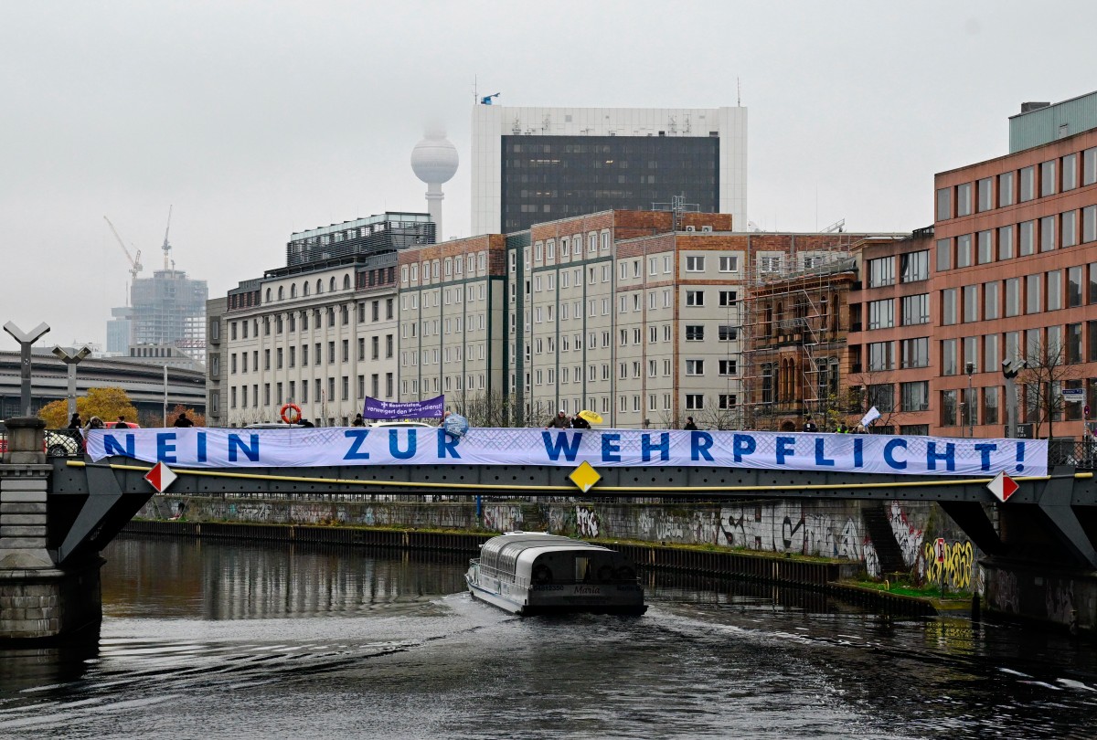 A prostest banner saying 'no to military service' is stretched across a bridge in Berlin.