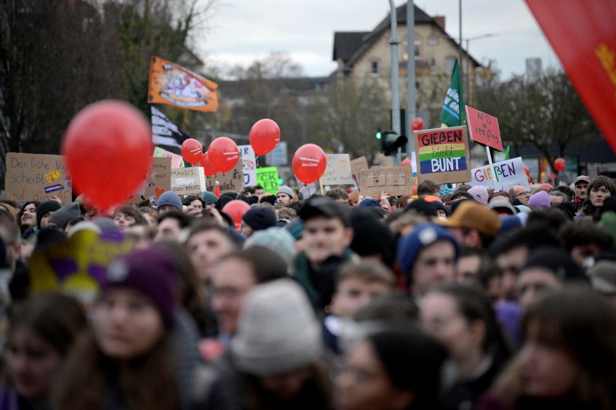 Demonstrators hold up placards reading 'Giessen stays colourful'