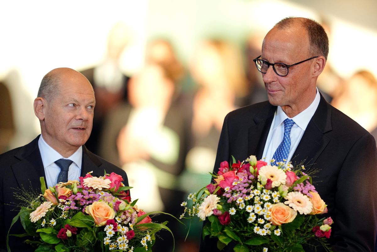 Friedrich Merz and Olaf Scholz with flowers
