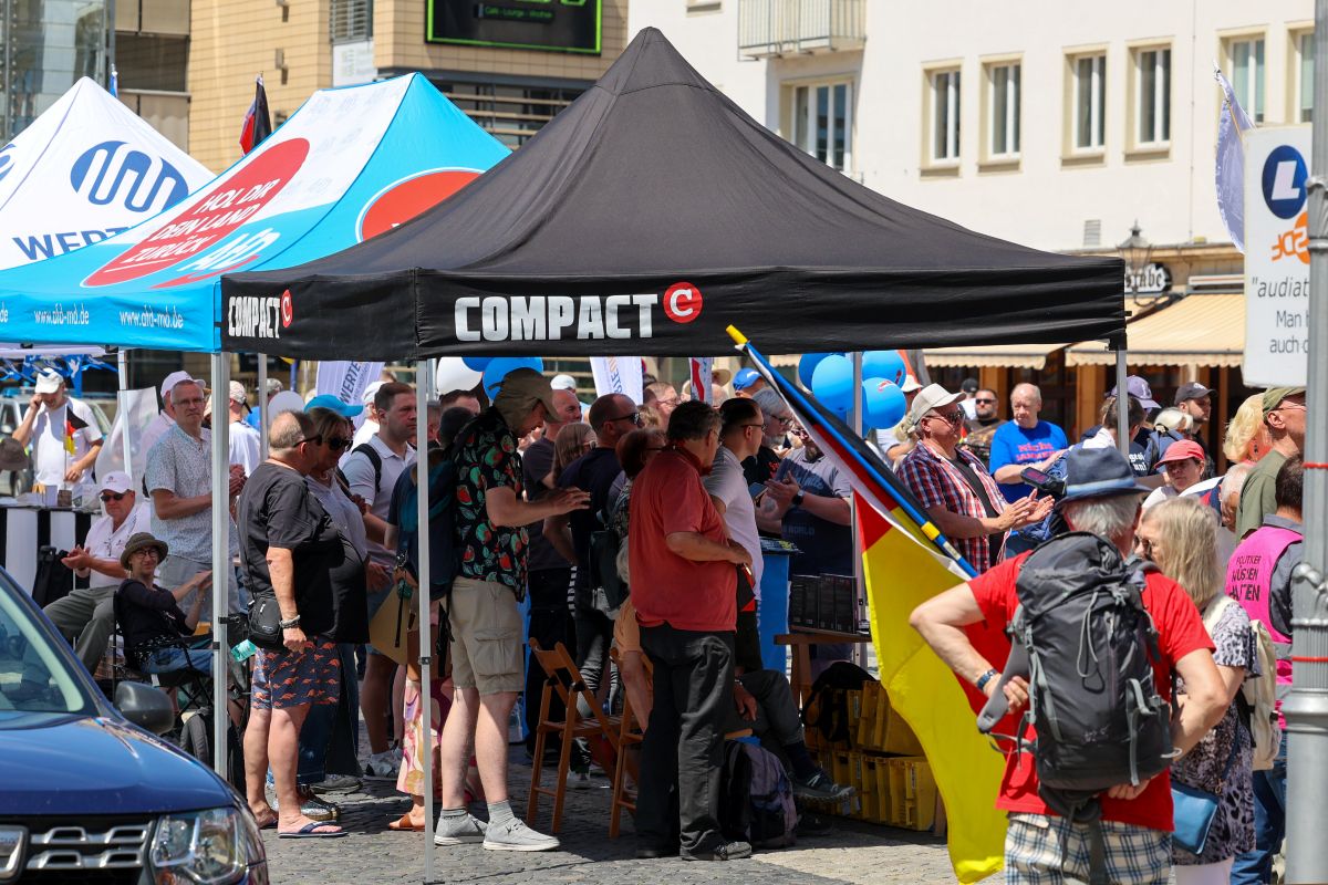 На демонстрации AfD в Саксонии, Анхальт, можно увидеть стенд с правым экстремистским журналом.
