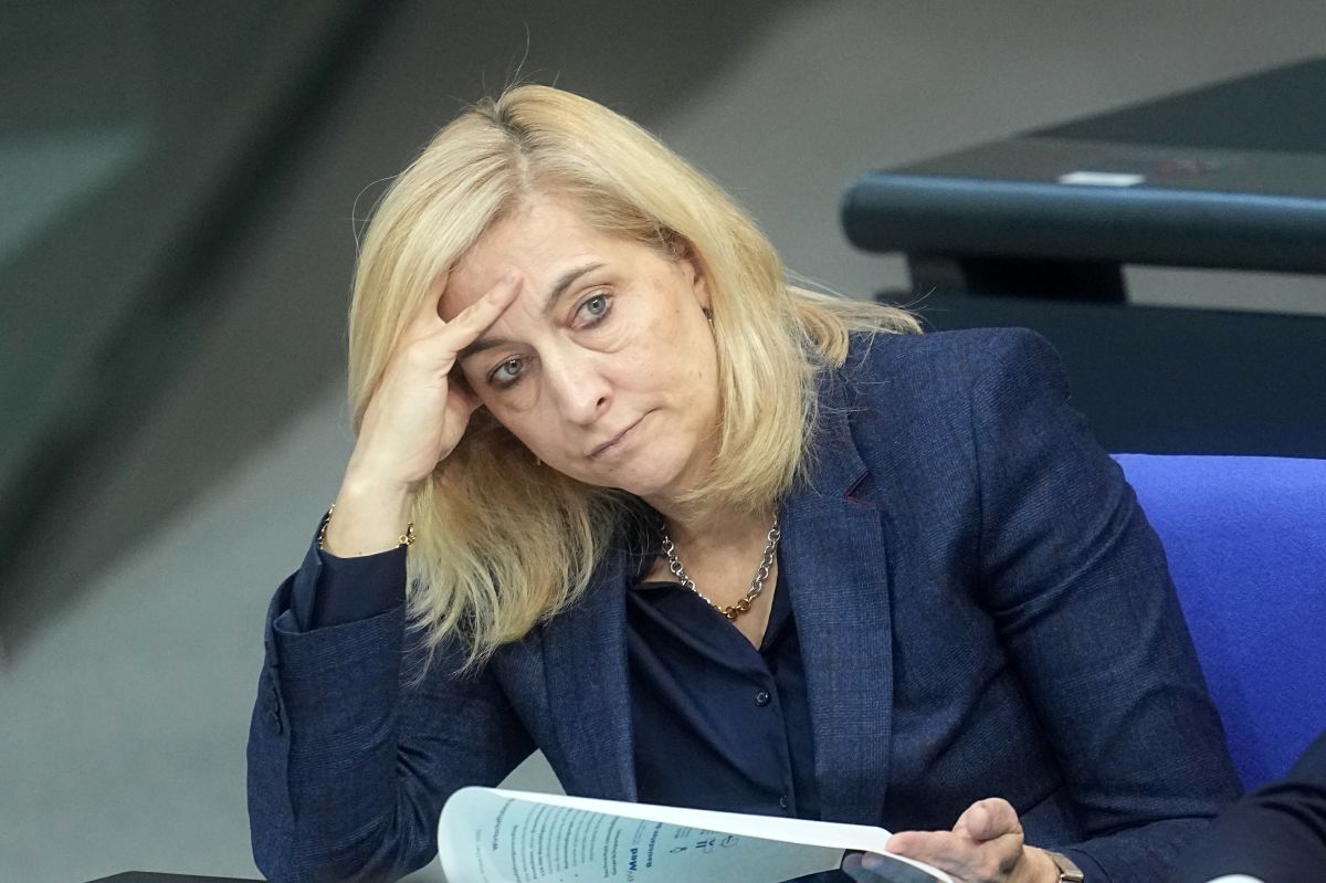 Health Minister Nina Warken looks distraught while sitting in the Bundestag.