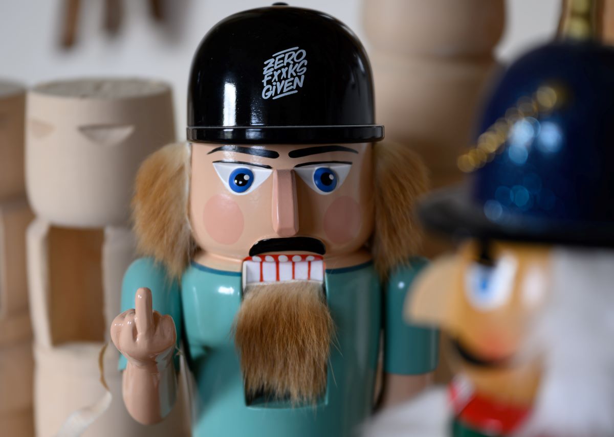 An Erzgebirge nutcracker gives a cheap copy the finger