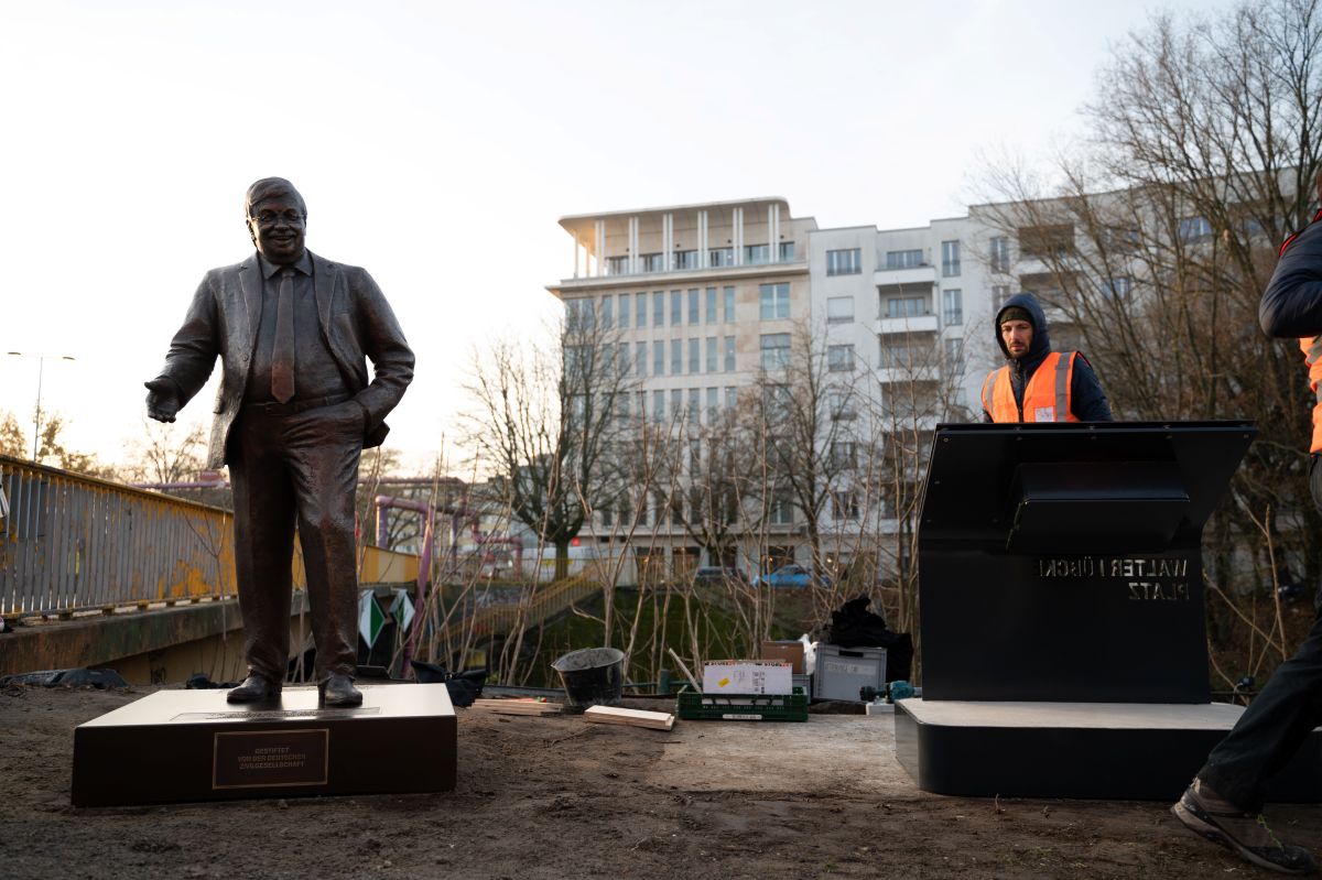 Activists have erected a statue of Walter LĂĽbcke.