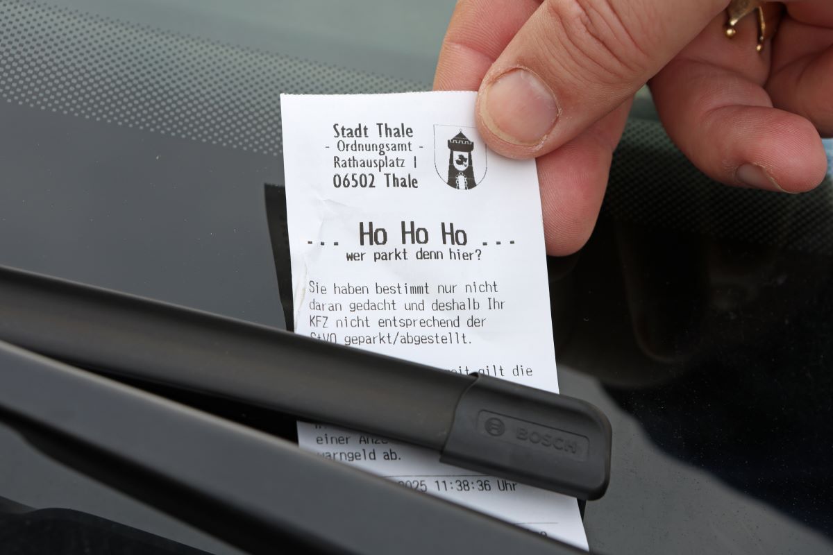 a friendly Christmas warning ticket under the windscreen of a car