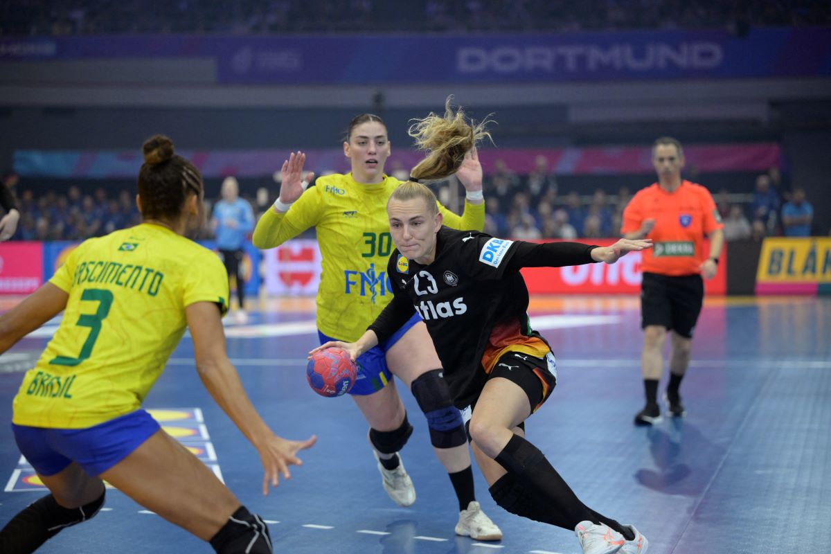 Germany's centre back #23 Annika Lott (R) vies for the ball with Brazil's right back #30 Gabriela Clausson Bitolo (C) and Brazil's right winger #03 Alexandra Priscila Do Martinez during the quarter final match between Germany and Brazil of the IHF Women's Handball World Championship in Dortmund