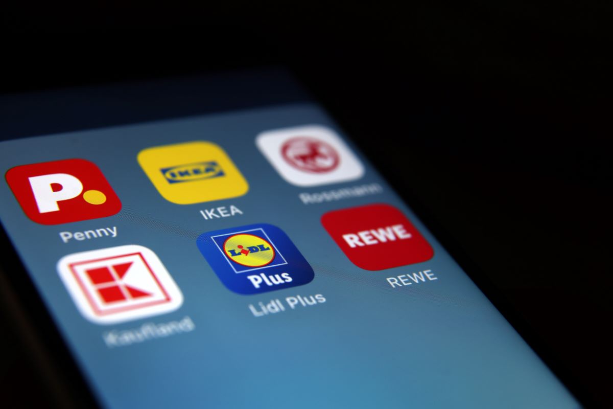 Apps from the retail chains Penny, Ikea, Rossmann, Kaufland, Lidl, and Rewe can be seen on the display of an iPhone.
