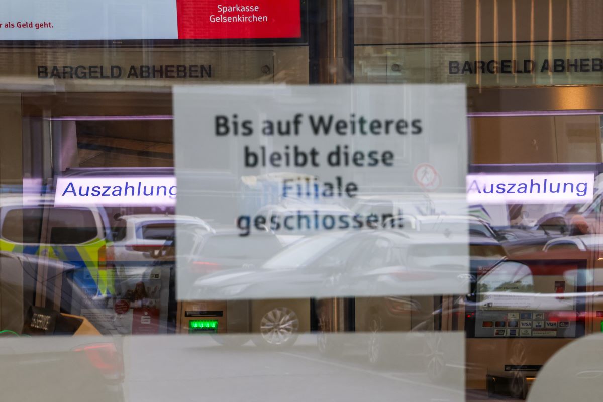 A notice regarding the continued closure following the spectacular bank robbery is posted on the glass window of the Sparkasse branch's entrance hall; ATMs can be seen inside.
