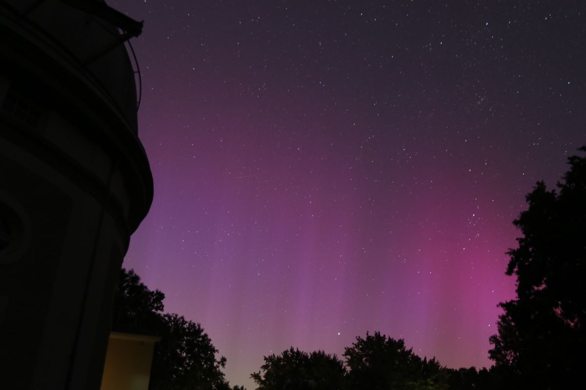 Shortly before midnight, the northern lights (aurora borealis) shine above the Hamburg Observatory, and a small shooting star can be seen. 