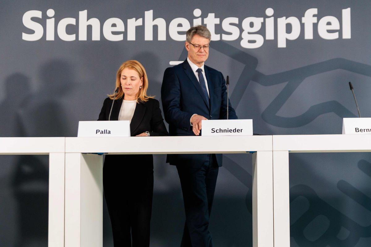 Patrick Schnieder (CDU, right), Federal Minister of Transport, and Evelyn Palla, CEO of Deutsche Bahn AG, speak at a press conference following the security summit at Deutsche Bahn.