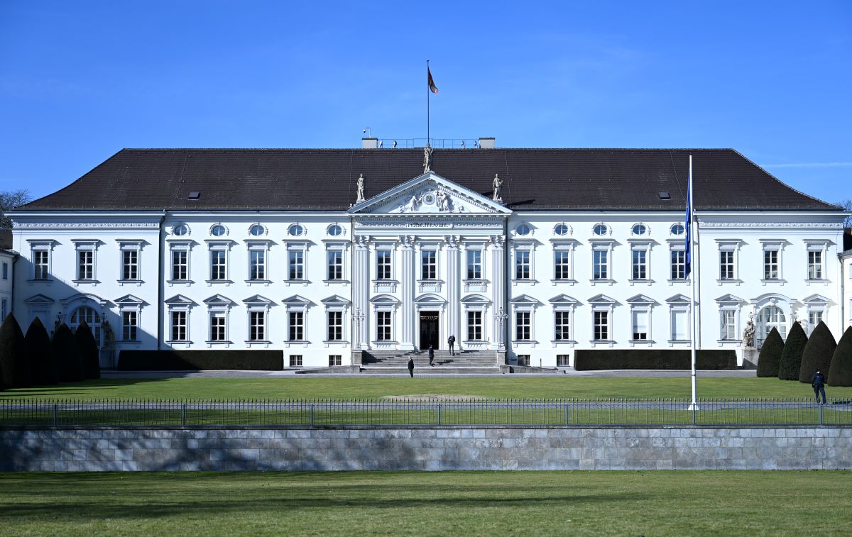 Blue skies above Bellevue Palace in Berlin.