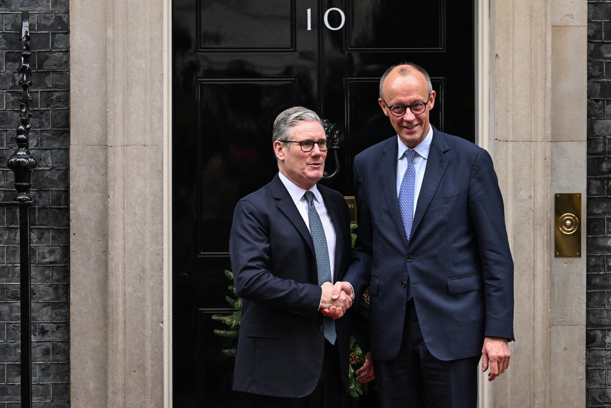 Премьер-министр Великобритании Кейр Стармер пожимает руку канцлеру Германии Фридриху Мерцу по его прибытии в дом No 10 на Даунинг-стрит в центре Лондона 8 декабря 2025 года. 