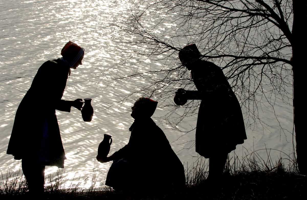 In this staged scene, three young women dressed in traditional Schleifer costumes collect Easter water from the Halbendorf spring in the small Saxon village of Halbendorf near Weißwasser, not far from the state border with Brandenburg (photo taken on March 22, 2005). 