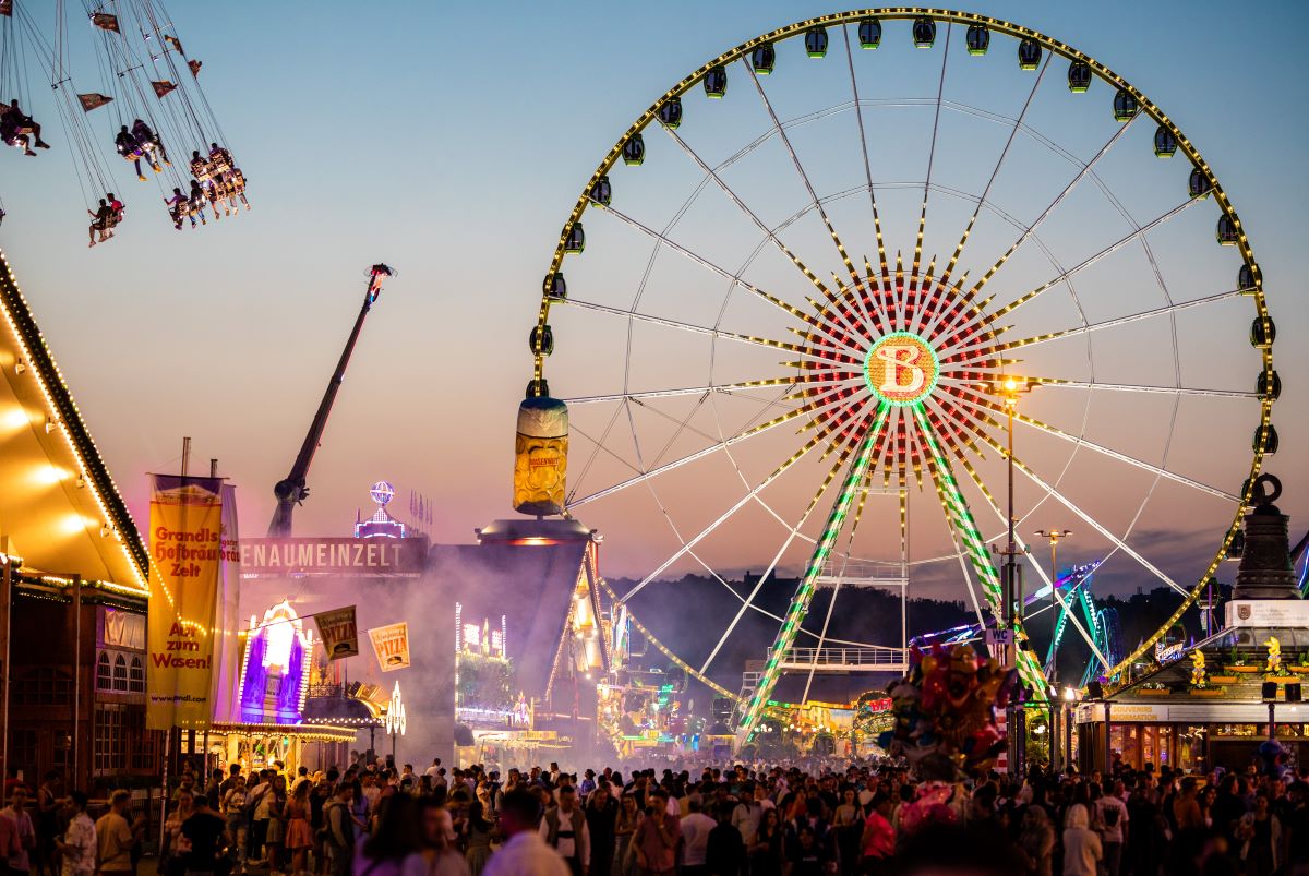 A ferris wheel, tents and fairground rides at the Stuttgart Spring Festival in 2024