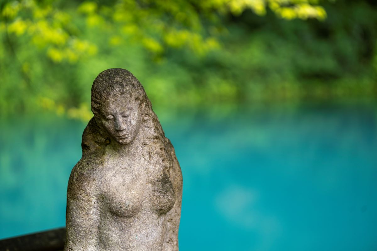 The water in the source of the Blau River, the Blautopf, shimmers turquoise next to a statue of the legendary figure “Die schöne Lau” (The Beautiful Lau). There, the water emerges from a widely branched cave system under the Swabian Alb.