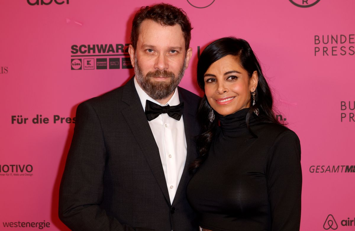 Christian Ulmen and Collien Fernandes are seen posing at a red carpet event in Germany.