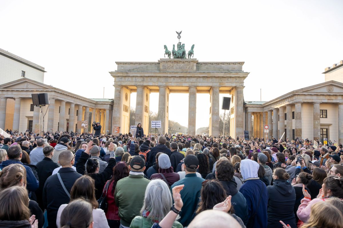 Protestors are seen gathered in front of Brandenberger Tor.