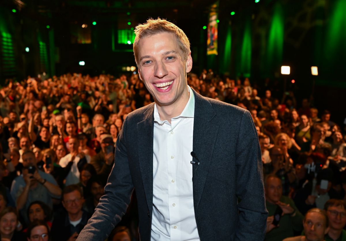 Krause, green candidate and next mayor of Munich smiles on stage.