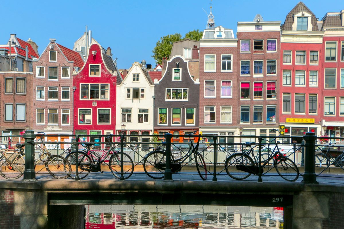 Fahrräder auf einer Brücke in Amsterdam