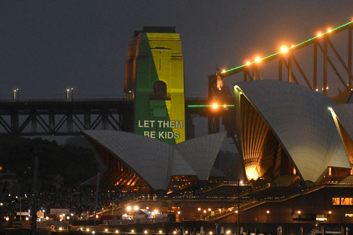 The opera house and harbour bridge in Sydney
