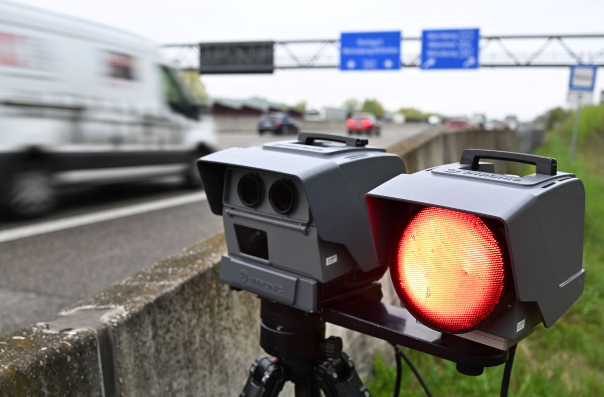 A mobile speed measurement unit belonging to the Weinsberg Highway Patrol is stationed on the side of the A6.