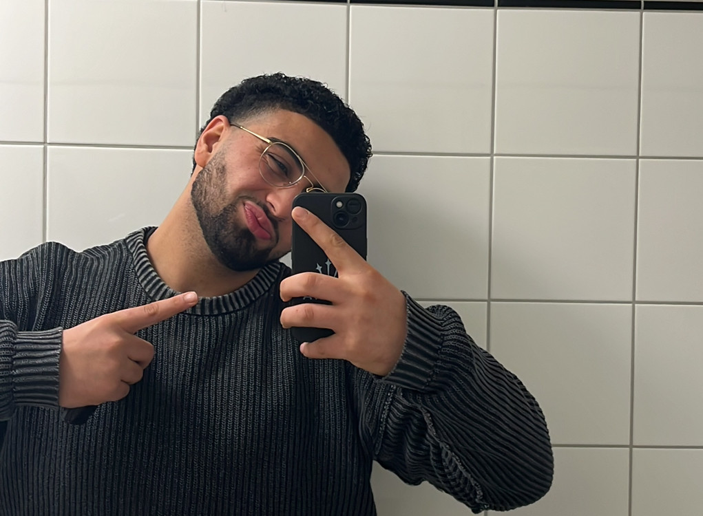 Yasin Alhamdo taking a selfie