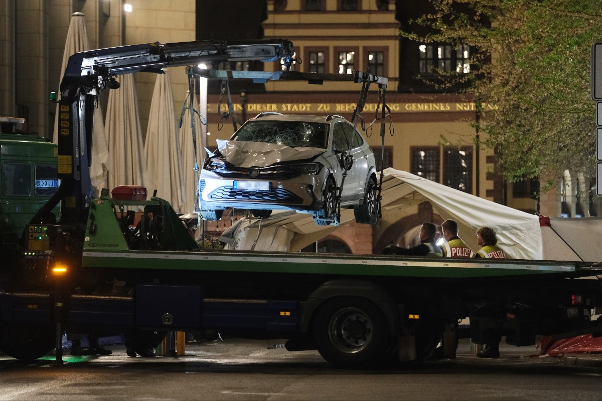 The car is lifted at the scene in Leipzig.