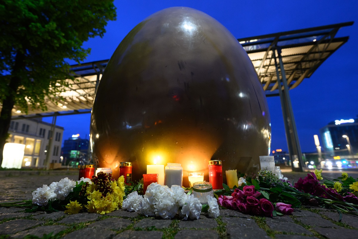 Flowers and candles for the victims in Leipzig. 
