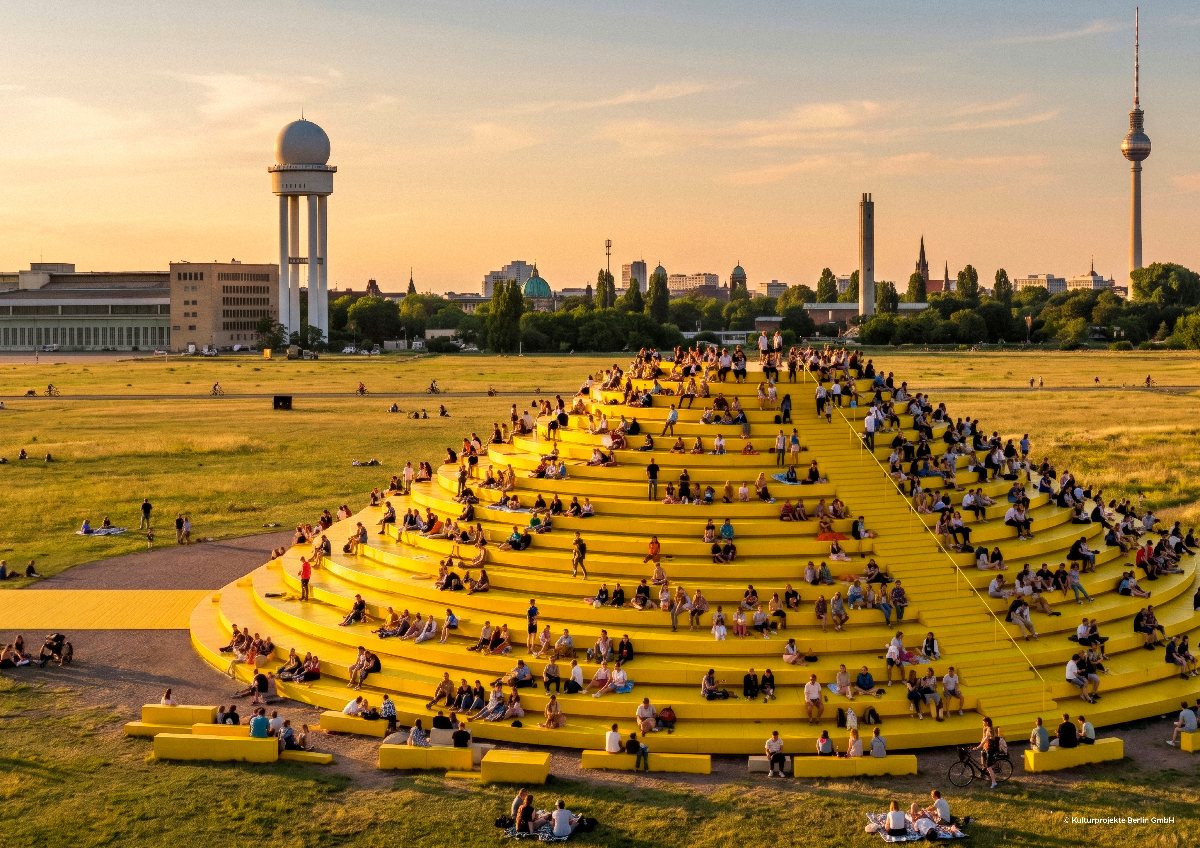 The proposed spectator pyramid in Tempelhof.