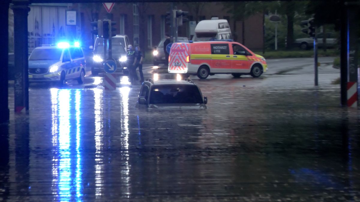 A car is parked in water up to its windows in an underpass in Gerany.