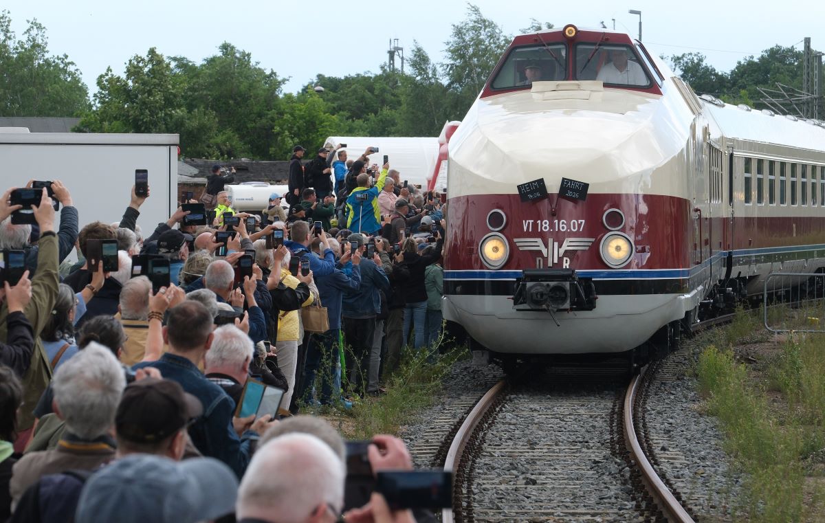 An SVT-type train pulls into the Radebeul-Ost station in front of crowds of people with cameras