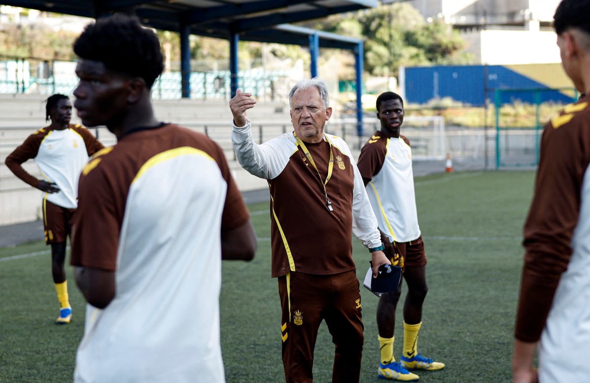 Juan Manuel Rodriguez (C), UD Las Palmas D team's coach