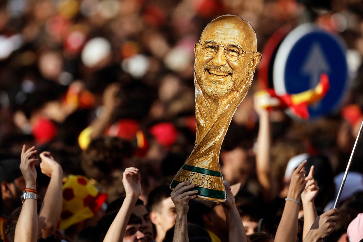 Luis de la Fuente face on World Cup trophy