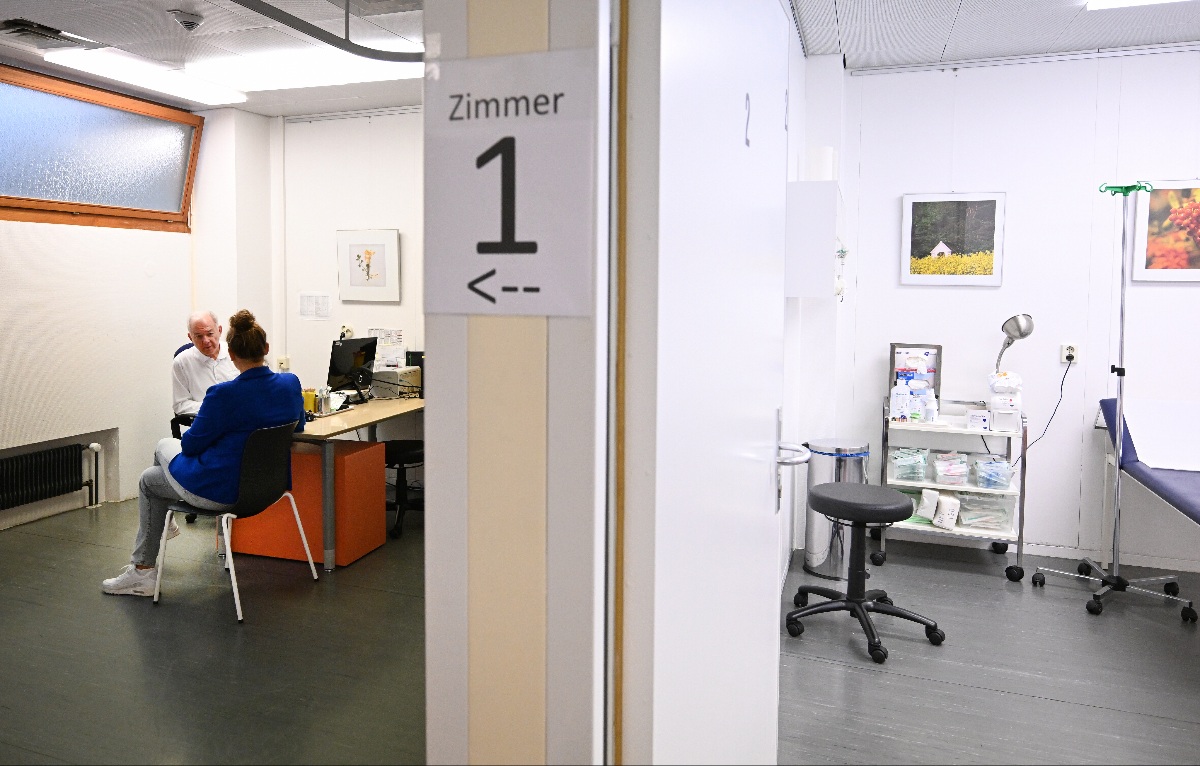 A doctor in Germany speaks to a patient in a Bereitschaftspraxis.