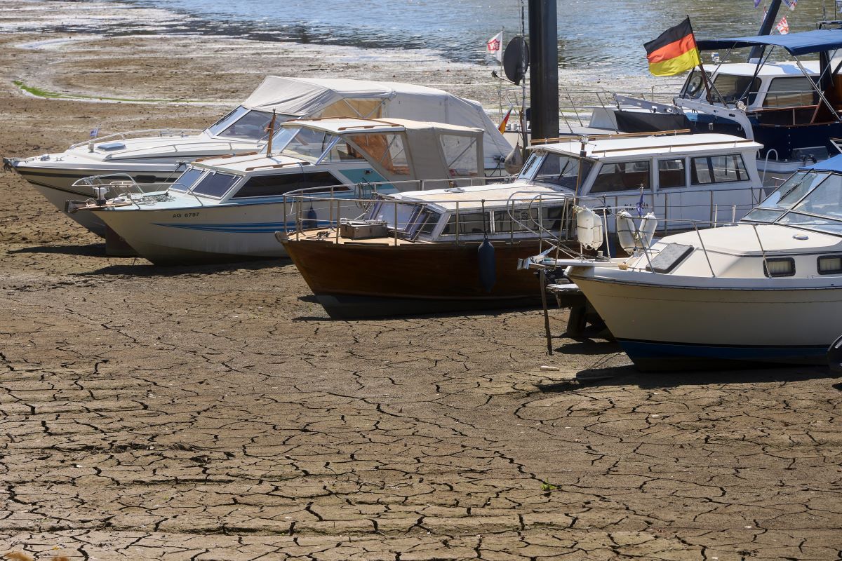 pleasure boats beached on cracked mud at low tide