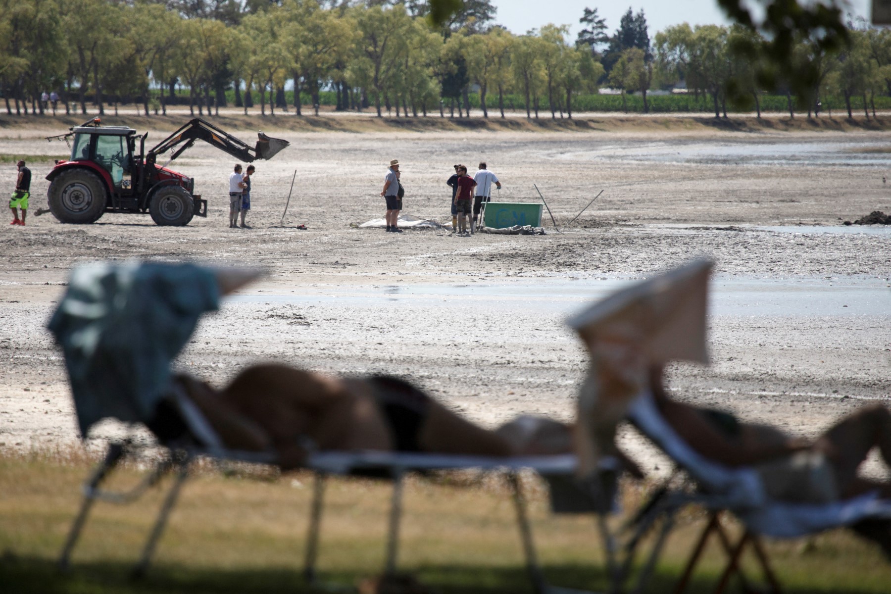 Workers at Zicksee lake in St. Andrae am Zicksee in Burgenland during a heatwave in 2022. 