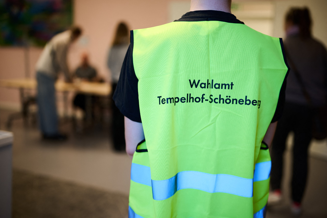 Berlin state elections 2026 polling station helper