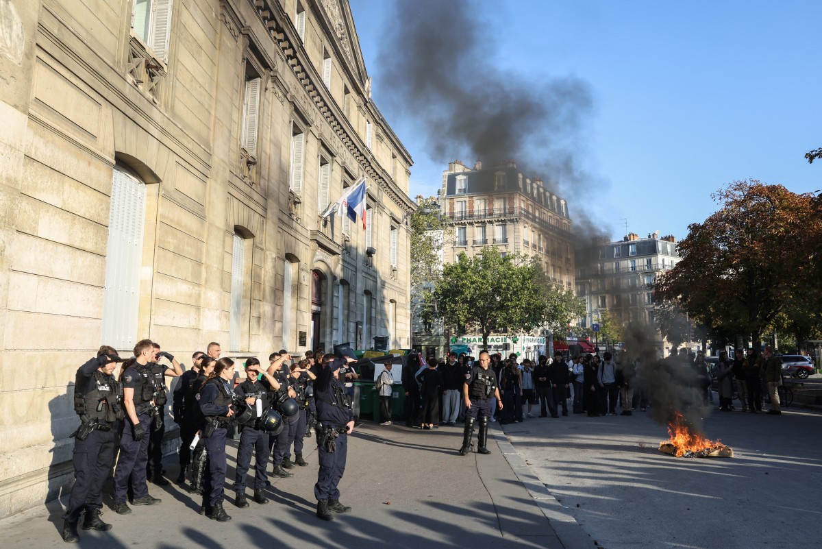 Lycee students demonstrate