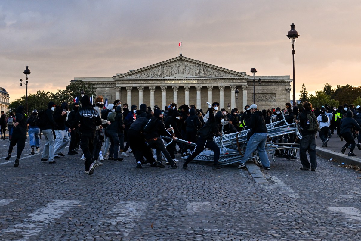 Protesters set barricades
